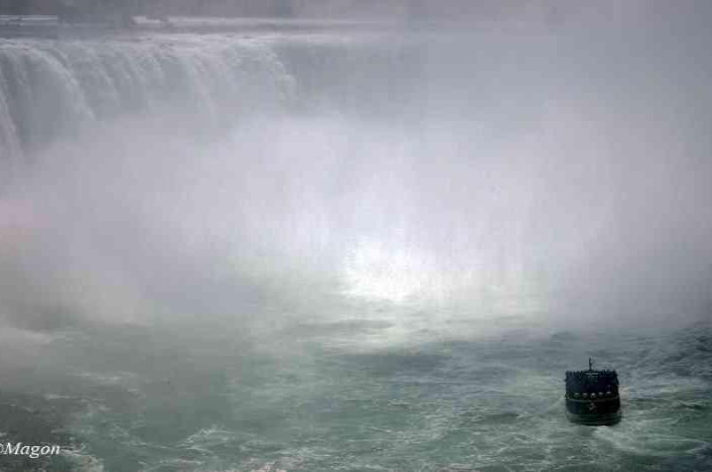 Niagara Falls: лодка в тумане у основания водопада