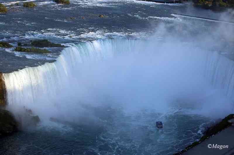 Ниагарский водопад с видом на мокрый катер в бурлящей воде