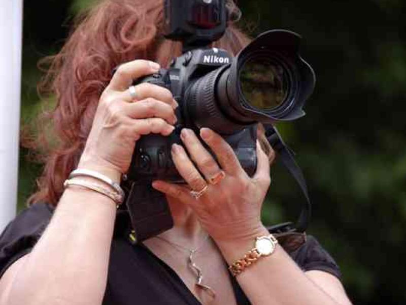 Фотограф с Nikon в Оттаве: красные волосы, черное платье и вспышка