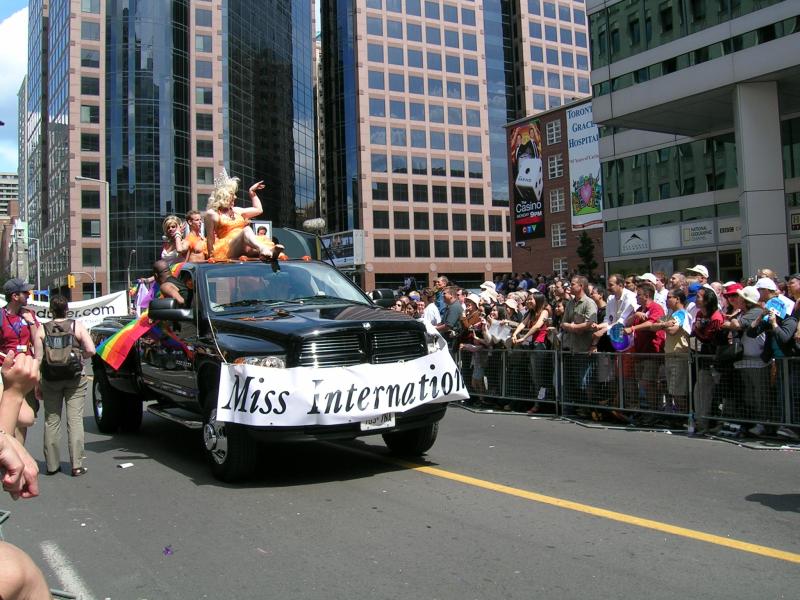 Парад гордости в Торонто, 27 июня 2004: черный пикап с баннером «Miss Internation»