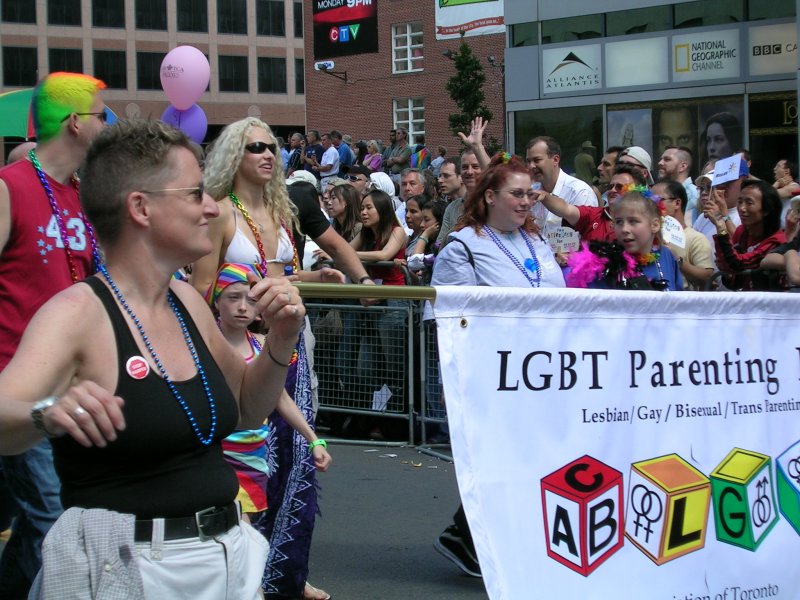 Парад гордости в Торонто, 27 июня 2004: «LGBT Parenting» и радужные бусы