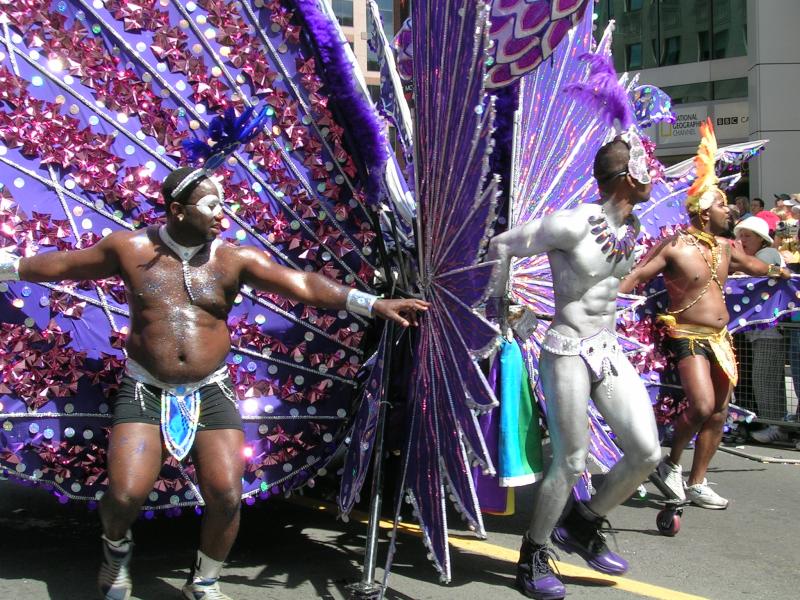 Pride Parade в Канаде, 27 июня 2004: танцоры в пурпурных костюмах с перьями и блестками