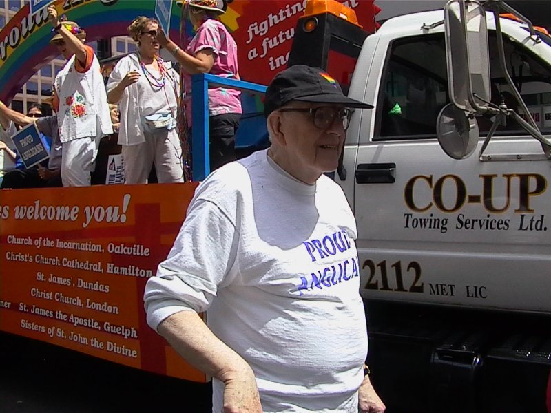 Pride Parade, Toronto, 27 июня 2004: старший участник в футболке «PROUD ANGLICAN» у фургона CO-UP Towing Services