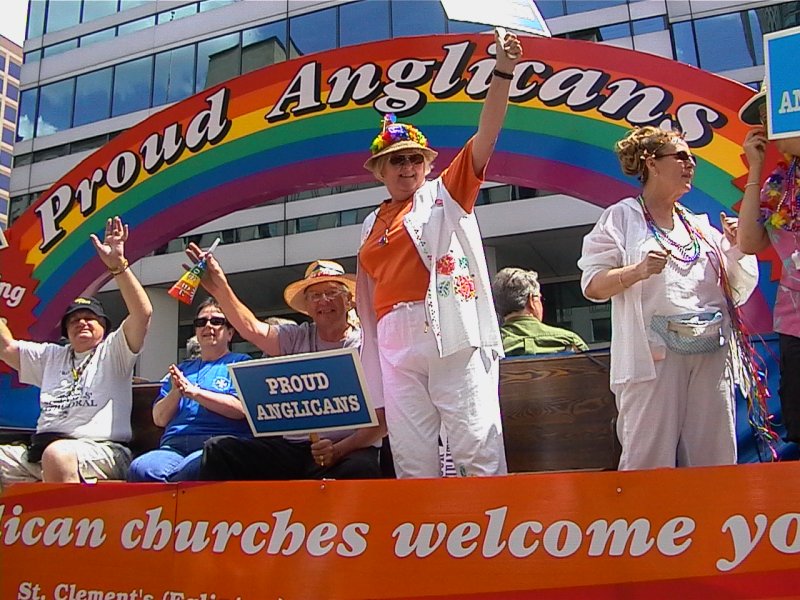 Pride Parade, Toronto, 27 июня 2004: «Proud Anglicans» на плавучем плоту