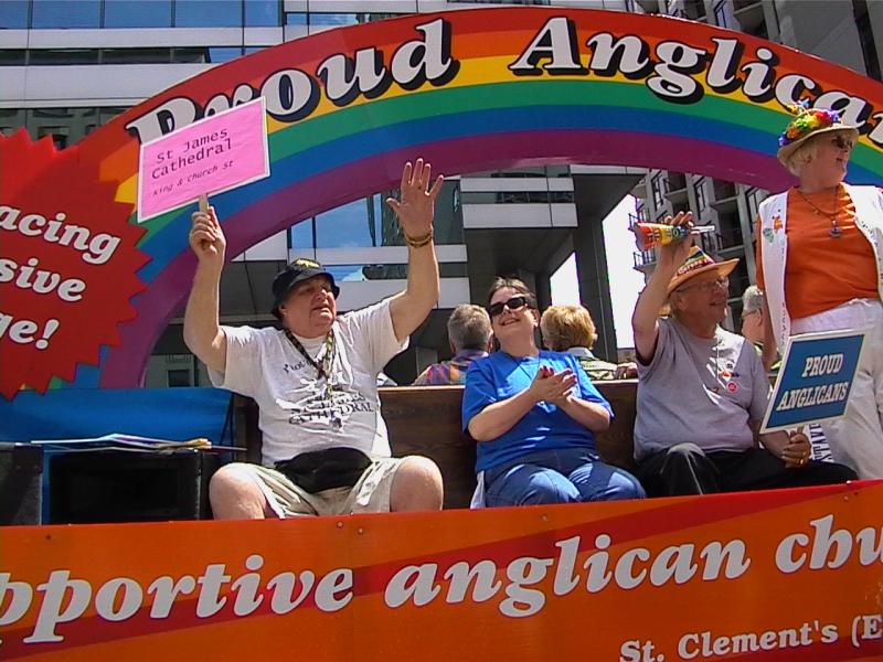 Pride Parade в Канаде, 27 июня 2004: «Proud Anglicans» на плавучем павильоне