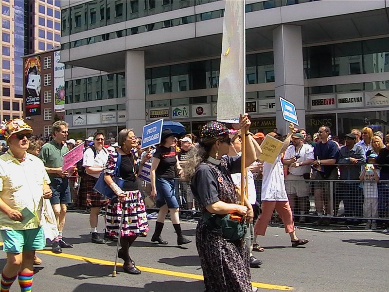 Парад гордости в Канаде, 27 июня 2004: участники с табличками «Proud Anglicans» и «St. James Cathedral»