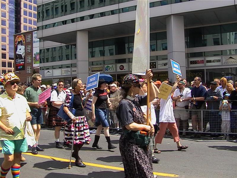 Парад гордости в Канаде, 27 июня 2004: участники с табличками «Proud Anglicans» и «St. James Cathedral»