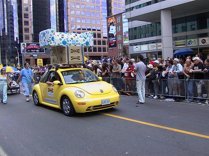 Парад гордости в Торонто, 27 июня 2004: жёлтый VW Beetle с IKEA-коробками на крыше