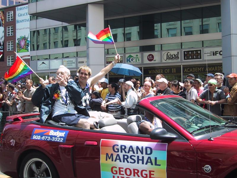 Парад гордости в Торонто, 27 июня 2004: красный кабриолет с табличкой «GRAND MARSHAL GEORGE»