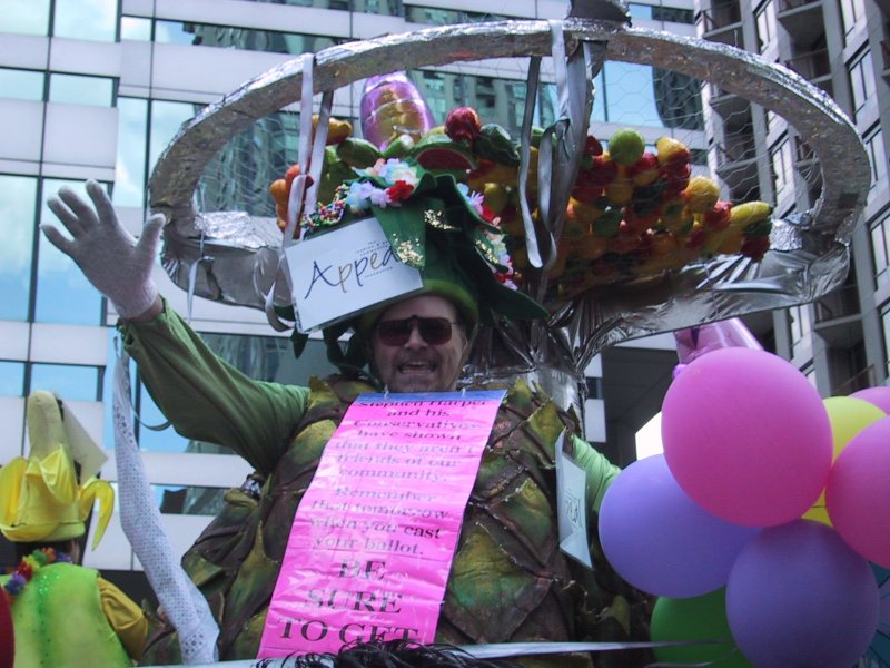 Pride Parade, Toronto, 27 июня 2004: человек в костюме с фруктами и табличкой «Appeal»