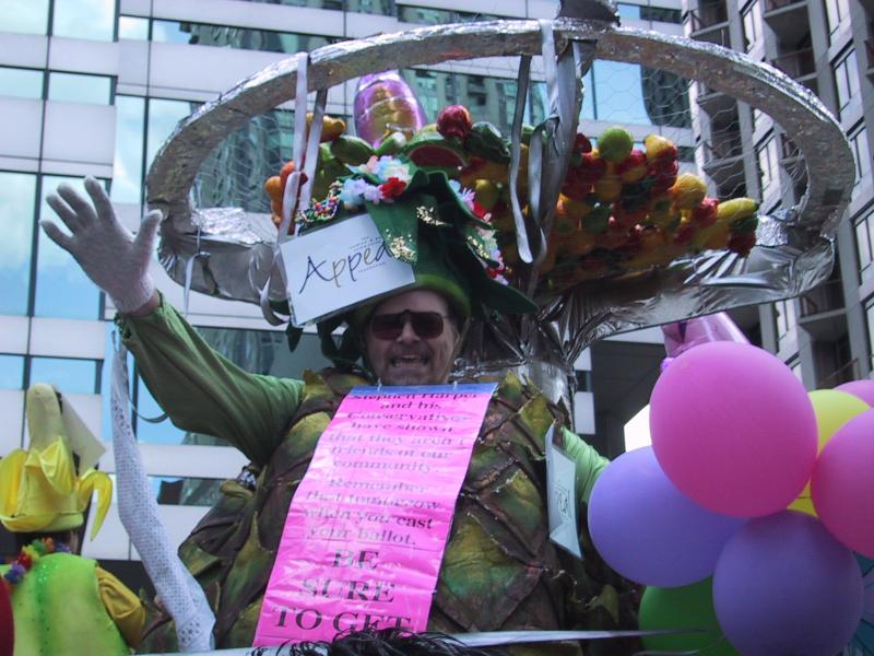 Pride Parade, Toronto, 27 июня 2004: человек в костюме с фруктами и табличкой «Appeal»