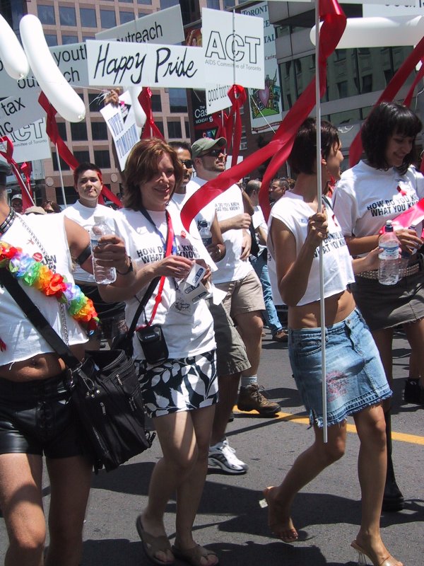 Парад гордости в Торонто, 27 июня 2004: участники с плакатами ACT и Happy Pride