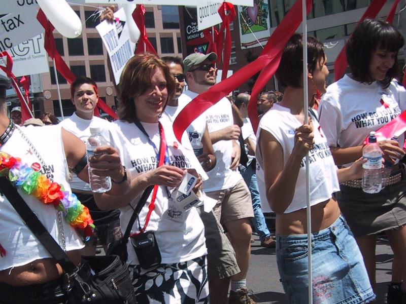 Парад гордости в Торонто, 27 июня 2004: участники с плакатами ACT и Happy Pride
