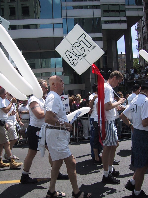 Pride Parade Toronto, 27 июня 2004: участники с флагом ACT и белыми шарами