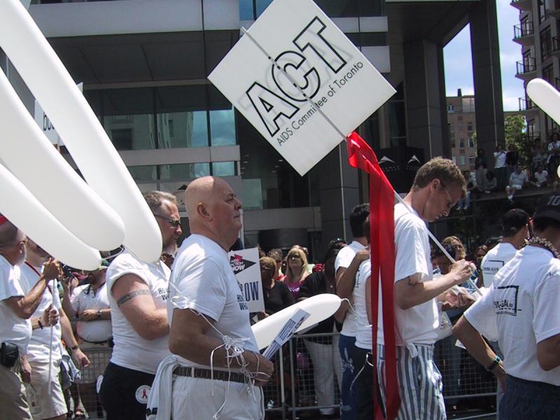 Pride Parade Toronto, 27 июня 2004: участники с флагом ACT и белыми шарами