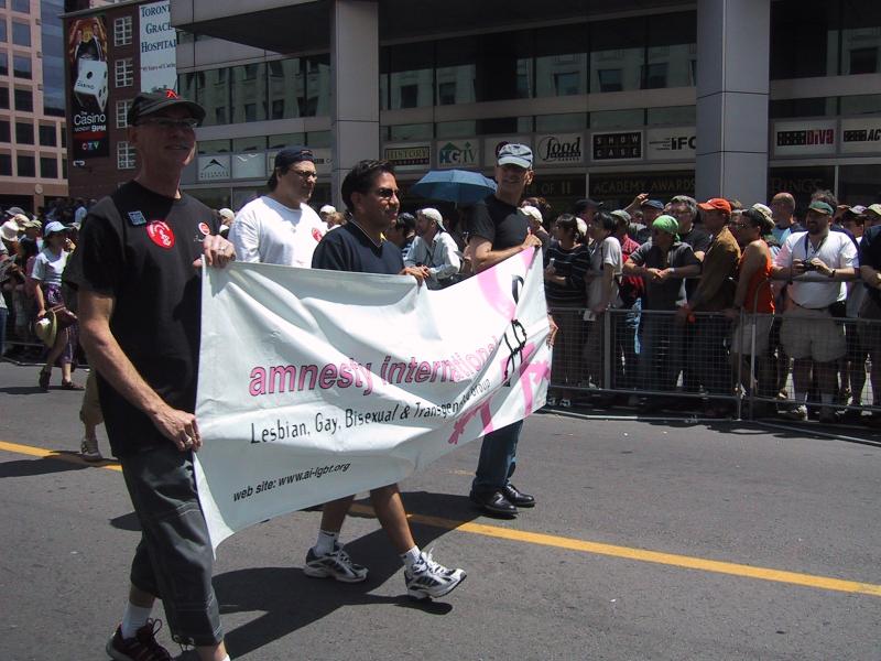 Парад гордости в Торонто, 27 июня 2004: участники с баннером Amnesty International LGBTTQ+