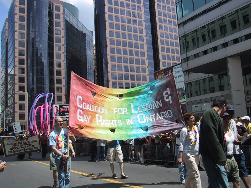 Парад гордости в Торонто, 27 июня 2004: баннер Coalition for Lesbian Gay Rights in Ontario перед небоскрёбами