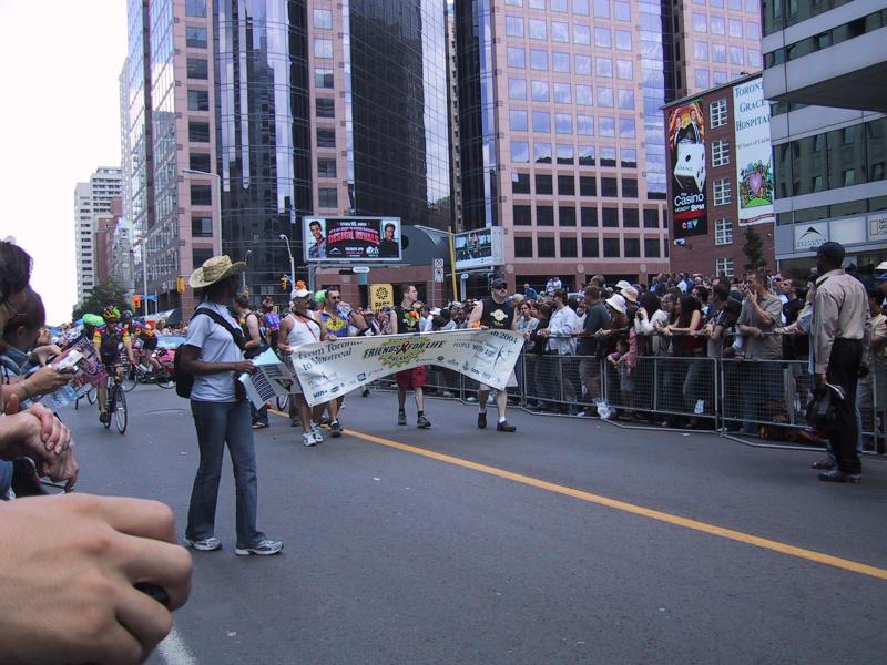 Парад гордости в Торонто, 27 июня 2004: «From Toronto to Montreal»
