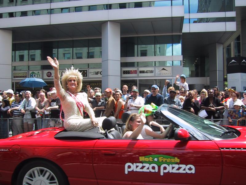 Парад гордости в Торонто, 27 июня 2004: красный кабриолет с «Hot & Fresh Pizza Pizza»