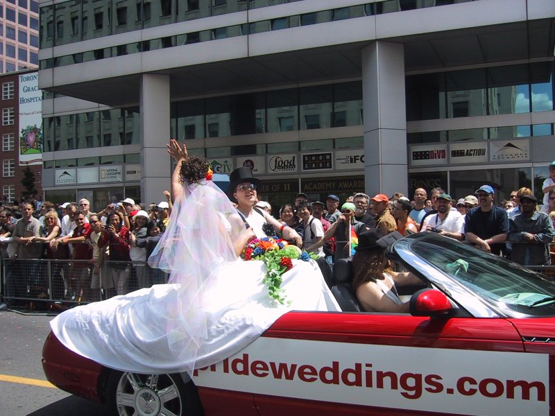 Парад гордости в Торонто, 27 июня 2004 — красный кабриолет с «prideweddings.com»