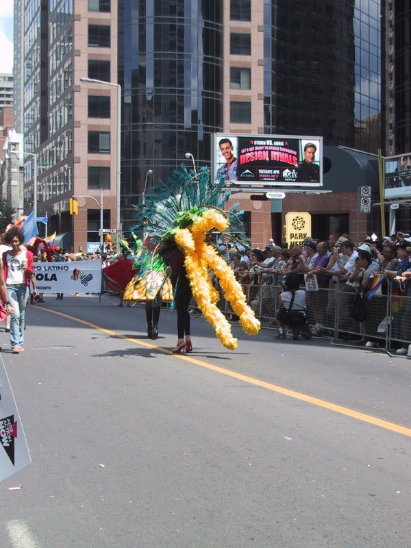 Торонто, Pride Parade, 27 июня 2004: птица из перьев и желтых лент на фоне стеклянных небоскрёбов