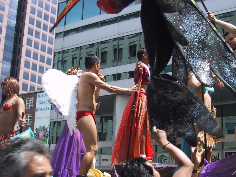 Парад гордости в Торонто, 27 июня 2004 — белые крылья и блестящие плащи на фоне офисных зданий