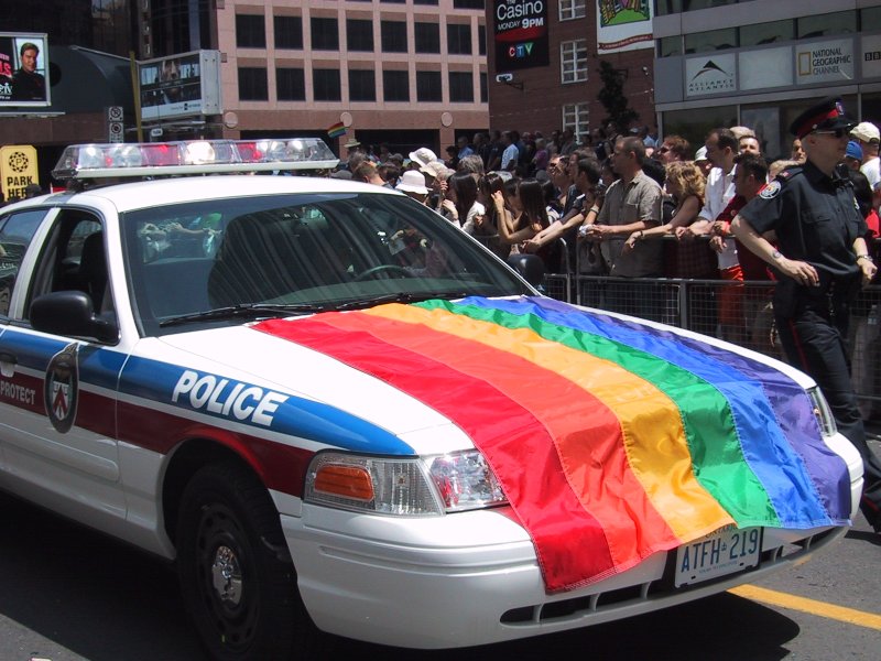Полицейская машина с радужным флагом на Pride Parade в Торонто, 27 июня 2004