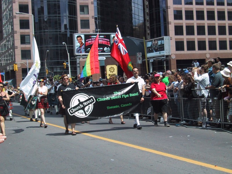 Парад гордости в Торонто, 27 июня 2004: Church Street Pipe Band на улице