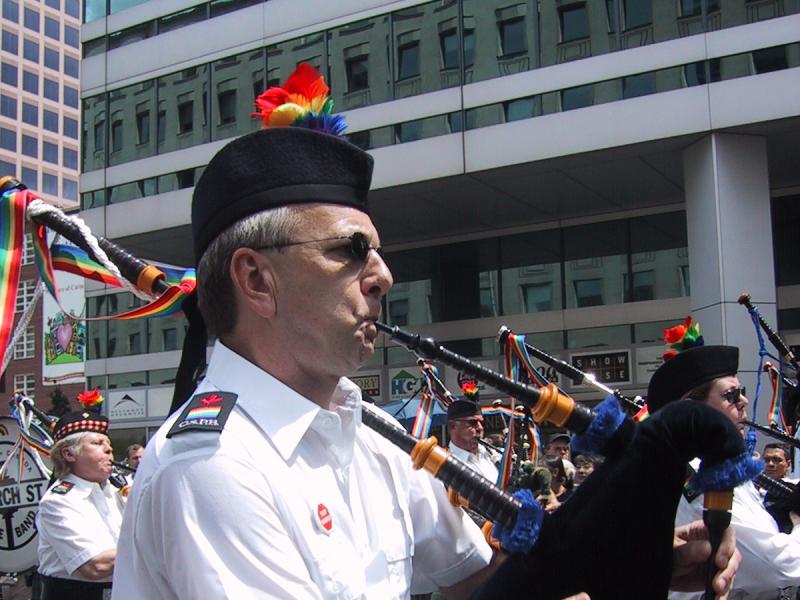 Парад гордости в Канаде, 27 июня 2004: пиктограмма шотландского килта и радужного пера