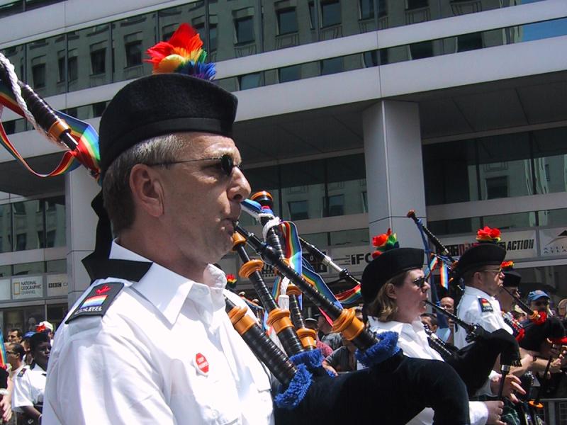 Парад гордости в Канаде, 27 июня 2004: пиктограмма шотландского килта и радужного пера