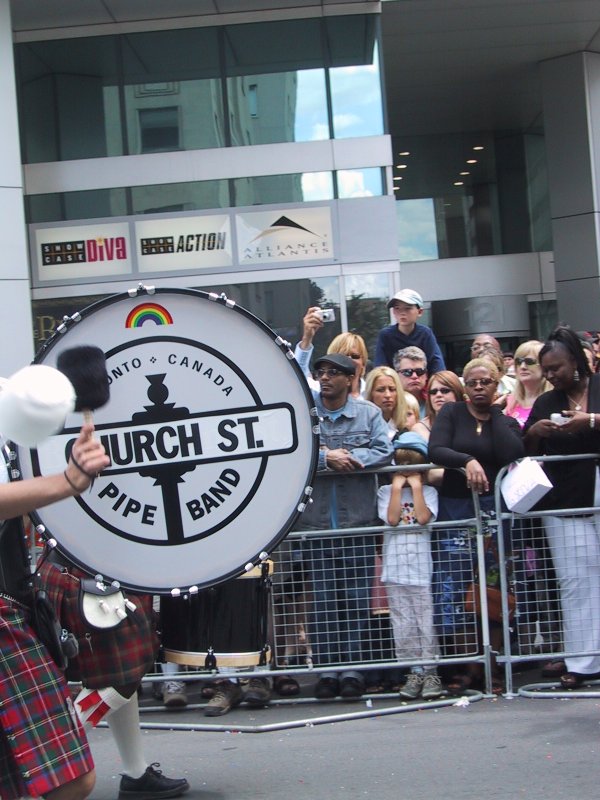 Парад гордости в Торонто, 27 июня 2004: трубачи Church St. Pipe Band с радужным барабаном