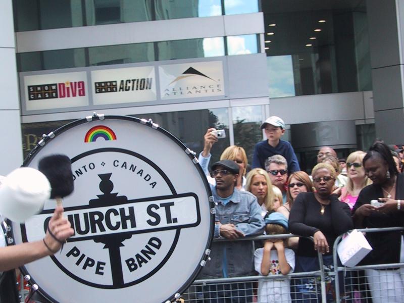 Парад гордости в Торонто, 27 июня 2004: трубачи Church St. Pipe Band с радужным барабаном