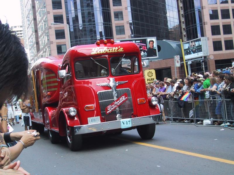 Канада, Pride Parade 2004: красный грузовик Labatt's на улице