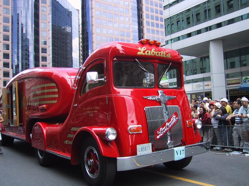 Канада, Pride Parade 2004: красный грузовик Labatt's на фоне небоскрёбов