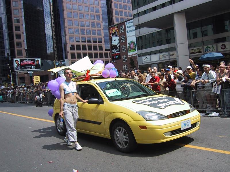 Парад гордости в Торонто, 27 июня 2004: жёлтый Ford Focus с надписью «Come as you are»