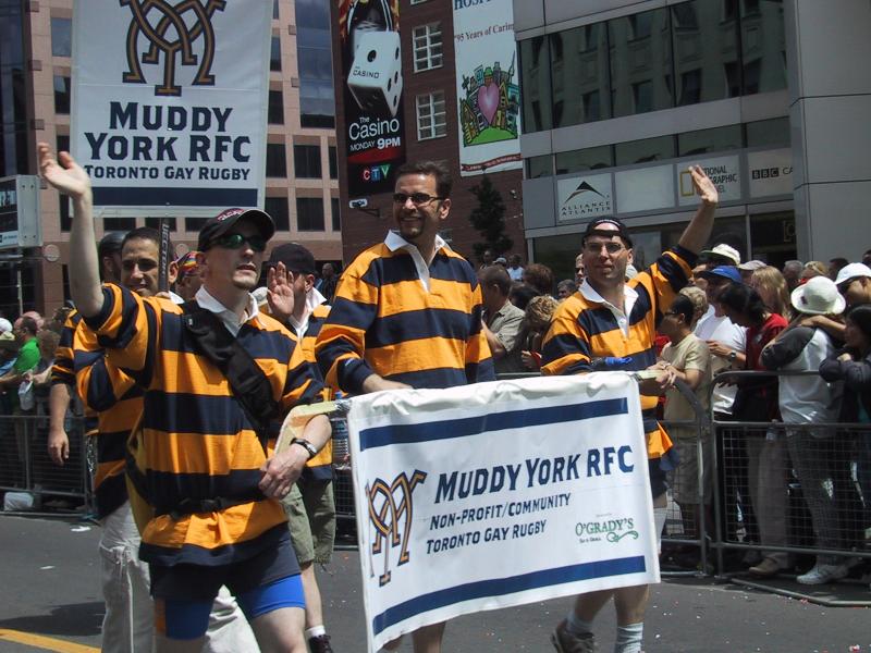 Парад гордости в Торонто, 27 июня 2004: Muddy York RFC в оранжево-синих полосах