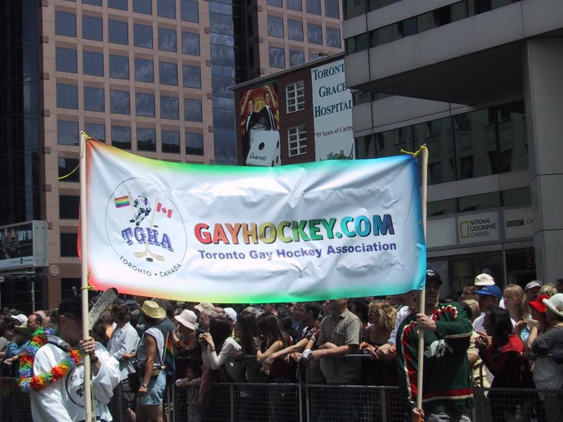 Парад гордости в Торонто, 27 июня 2004: баннер Toronto Gay Hockey Association