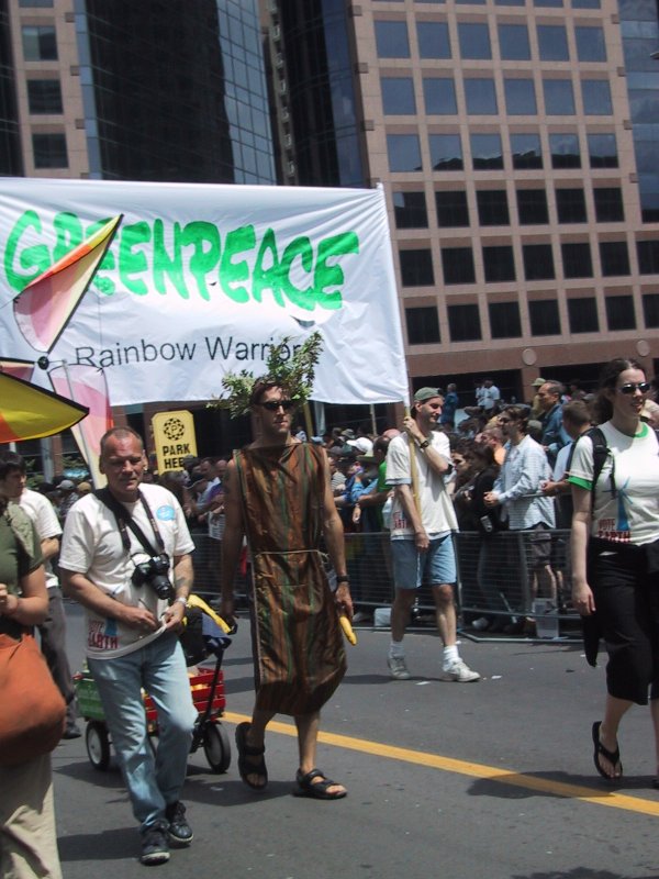 Pride Parade, Канада, 27 июня 2004 — зелёный баннер Greenpeace и «Rainbow Warrior»
