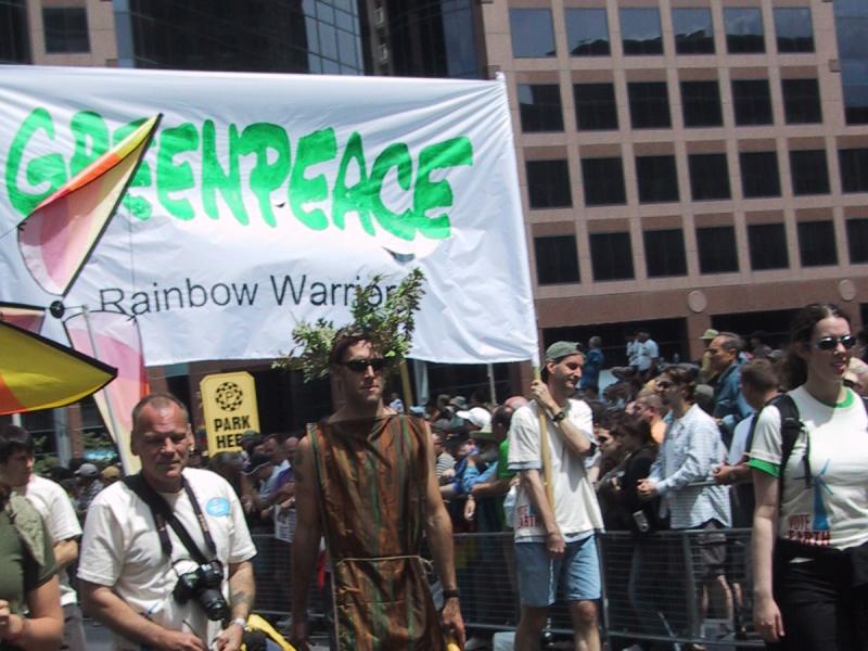 Pride Parade, Канада, 27 июня 2004 — зелёный баннер Greenpeace и «Rainbow Warrior»