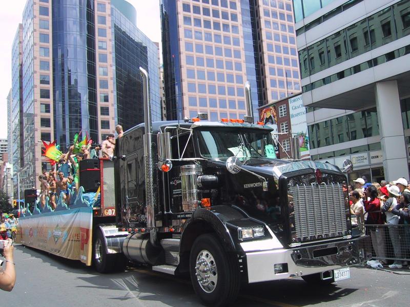 Парад гордости в Торонто, 27 июня 2004 — черный Kenworth с плавучим балконом