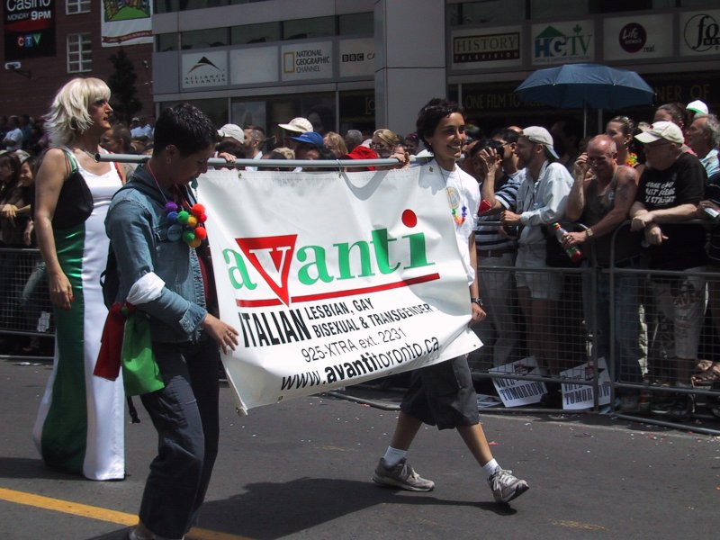 Парад гордости в Торонто, 27 июня 2004: «Avanti» и флаги Италии