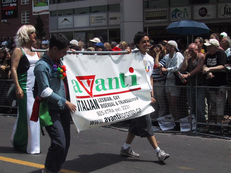 Парад гордости в Торонто, 27 июня 2004: «Avanti» и флаги Италии
