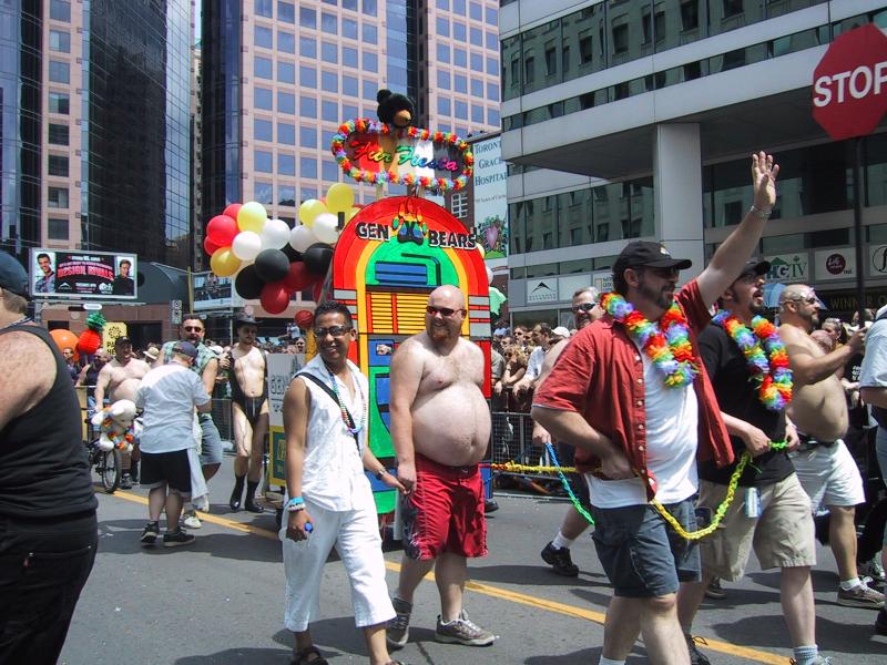 Парад гордости в Торонто, 27 июня 2004: «Gen X Bears» на фоне небоскрёбов и «Toronto Grace Hospital»
