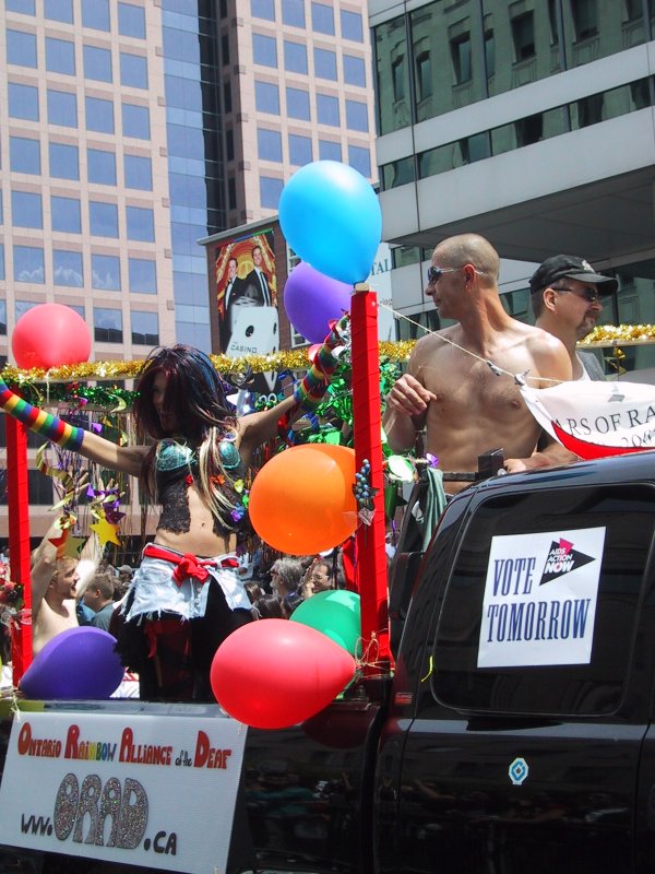 Парад гордости в Торонто, 27 июня 2004: фургон Ontario Rainbow Alliance of the Deaf