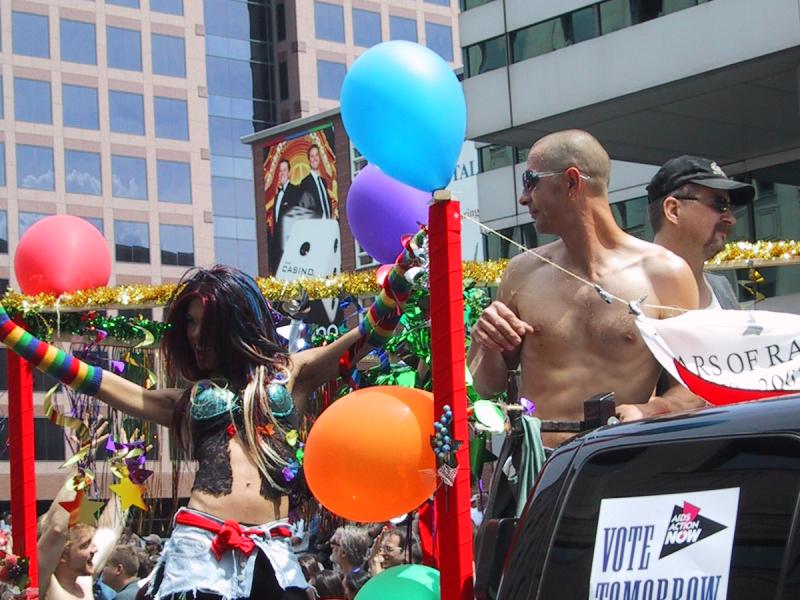 Парад гордости в Торонто, 27 июня 2004: фургон Ontario Rainbow Alliance of the Deaf