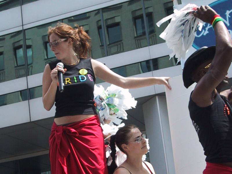 Парад гордости в Торонто, 27 июня 2004 года: женщина с микрофоном и «PRIDE» на футболке