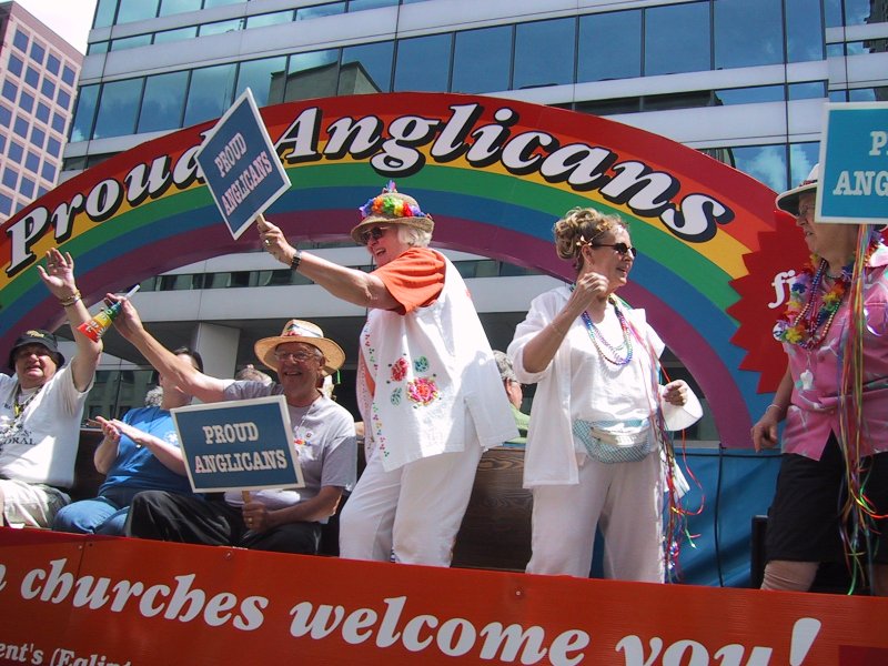 Праздник гордости в Канаде, 27 июня 2004: «Proud Anglicans» под радужным арком