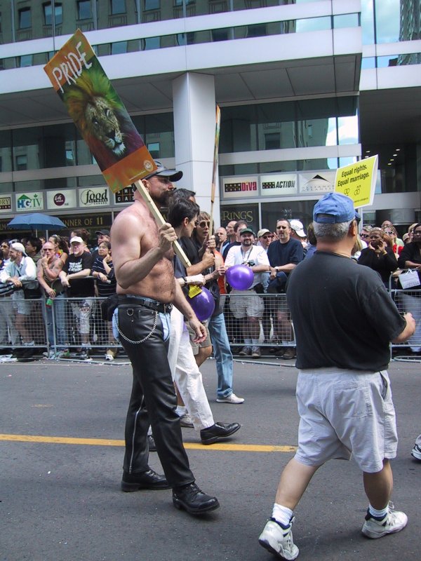 Парад гордости в Торонто, 27 июня 2004: лев с надписью 'PRIDE' и плакат о равных правах