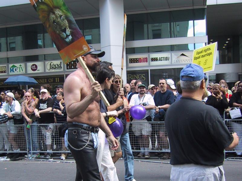 Парад гордости в Торонто, 27 июня 2004: лев с надписью 'PRIDE' и плакат о равных правах