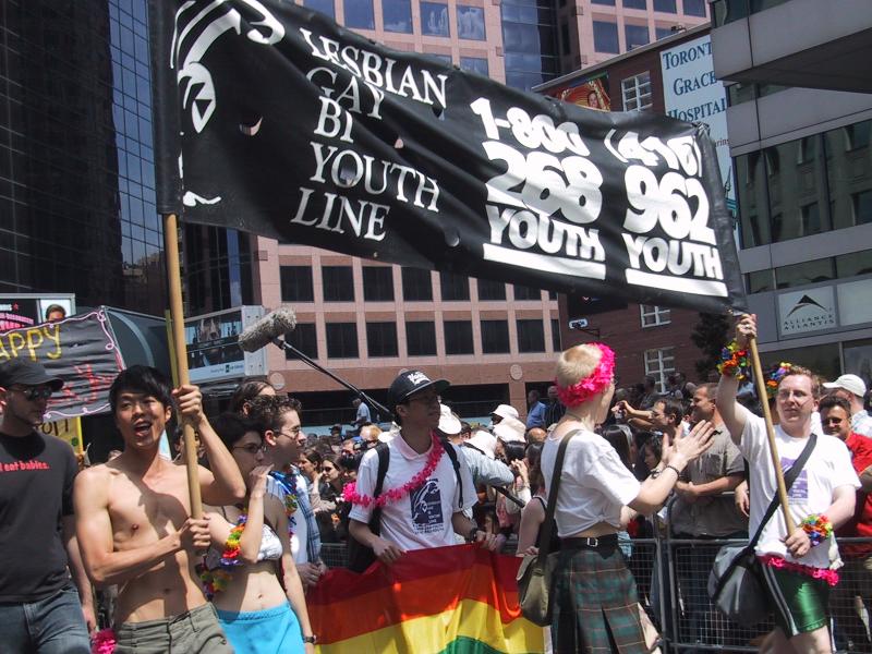 Праздничный марш ЛГБТ-сообщества в Торонто с флагом «Lesbian Gay Bi Youth Line»